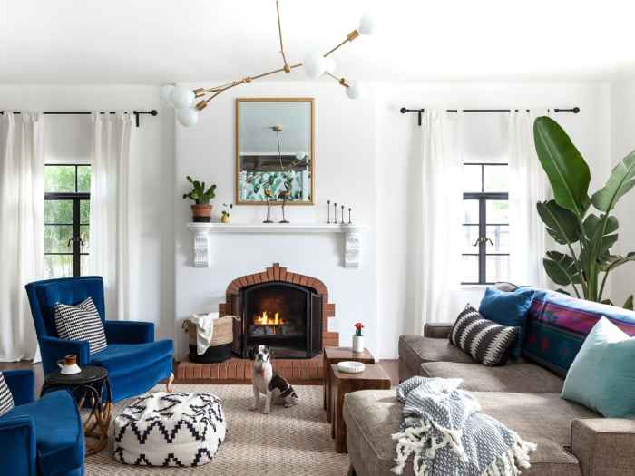 How decorate a living room with fireplace