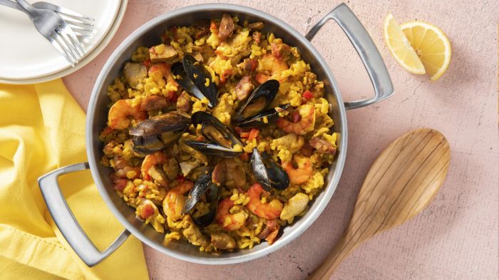 Paella seafood authentic saffron tastes dishes